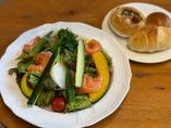 【軽食セット】季節野菜のシーザーサラダと自家製パンのセット