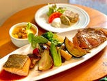 【ランチ】本日のお肉と鮮魚のお料理　季節野菜のローストを添えて