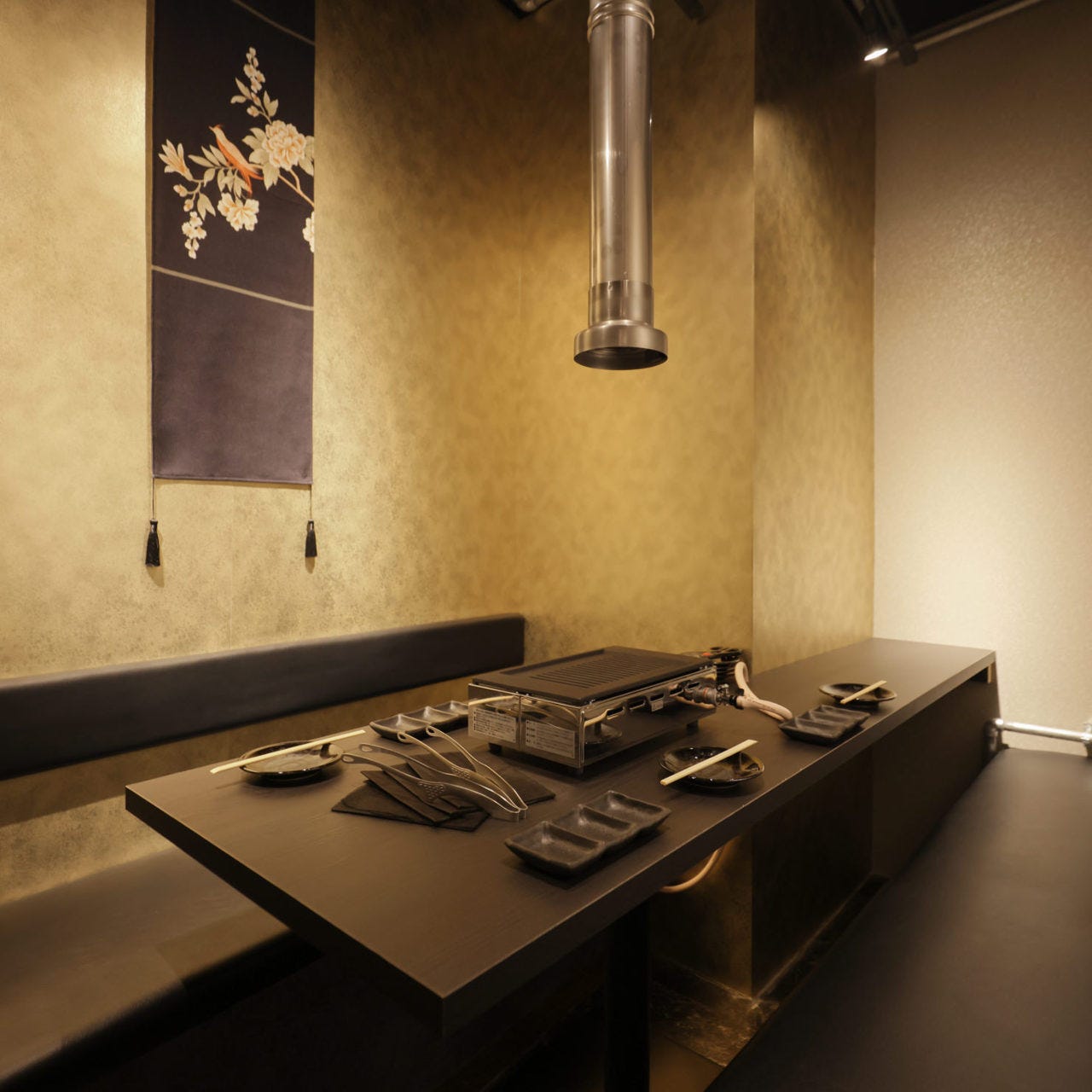 和風のタペストリーが飾られた焼肉ラボ 難波店の半個室席