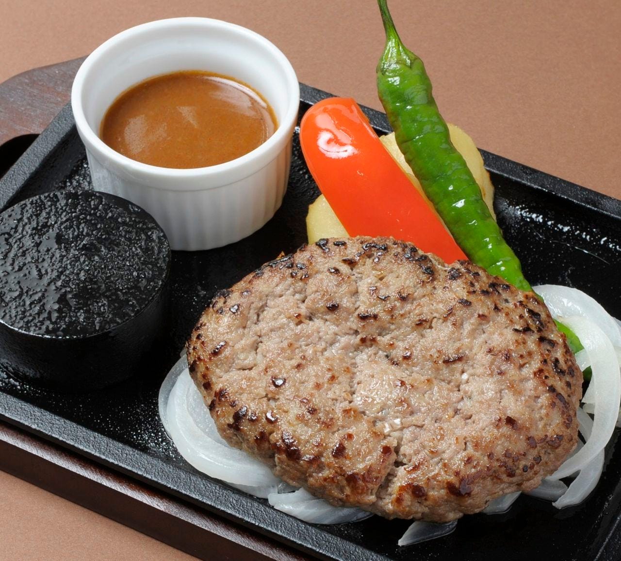 鉄板に置かれたハンバーグと焼き野菜の「神戸牛入り手ごねハンバーグ」