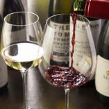 料理を引き立てる厳選ワインは500種以上と充実のラインアップ。グラスでもボトルでもご提供します。