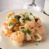 世界一の郷土料理とも言われているペルーの前菜セビーチェをムートン風にアレンジした「クワトロ　シーフードのセビーチェ600円」。ライムの酸味と辛味が効いたさっぱりした一皿です。