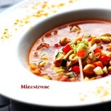 【ミネストローネ】大根、人参、白菜、淡路島産玉葱、イタリア産ひよこ豆、イタリア産トマトなど沢山の野菜をカツオ出汁で煮込みます。野菜から出る出汁は美味しいミネストローネに♪栄養満点スープです。