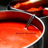【トマトソース】パスタ、米粉ピッツァはもちろん、あらゆる料理に使います。濃厚なトマトソースをお楽しみください。