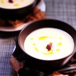 【スーパースイートコーンのポタージュ】奈良県産米粉をベースに甘いスーパースイートコーンを混ぜ合わせて作るポタージュスープ。有機豆乳、特濃牛乳も含まれるので滑らかで美味しいポタージュに。