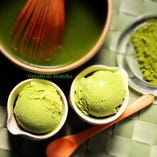 【抹茶ジェラート】新緑の季節、抹茶が美味しい時期。濃厚な抹茶ジェラートは口溶けもよく、滑らかな味わい。女性に人気のスイーツです。