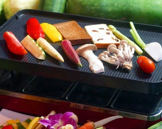 湯島天神横 ラクレットグリル メニュー 食べ方 その1 ホットプレートの上部で野菜やベーコンなどの食材を焼きます ぐるなび