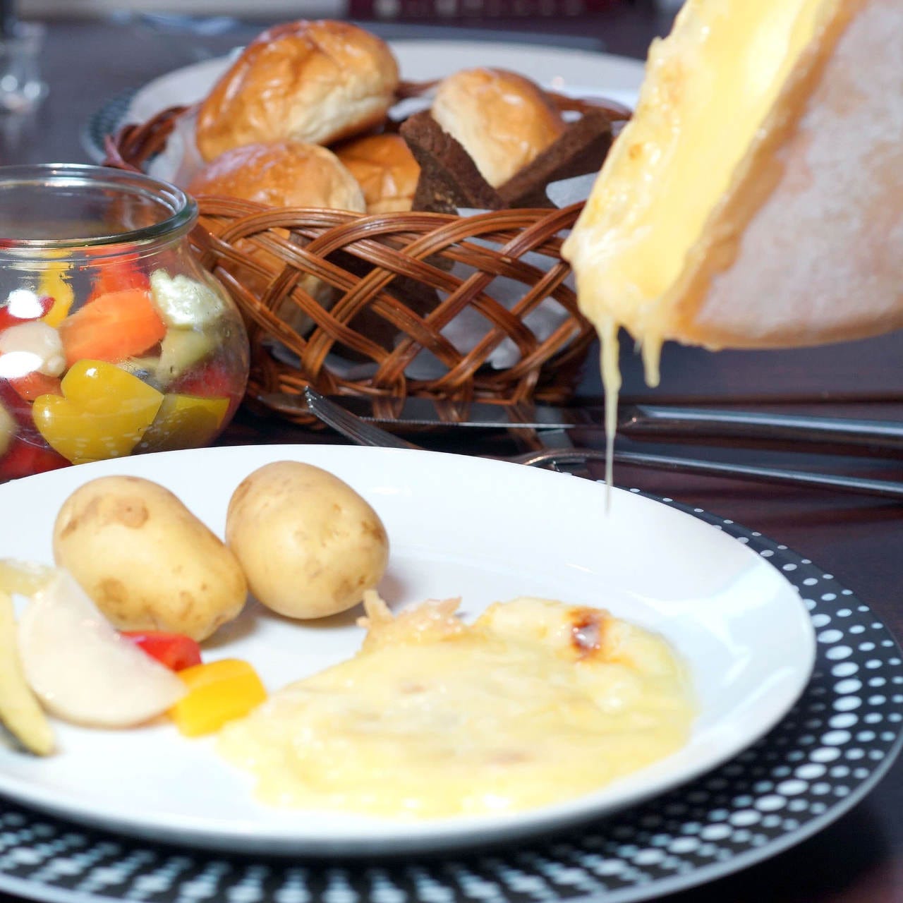 ディナー フォンデュブルギニョン ラクレットチーズのコース ２つのスイス料理が堪能できるコース の詳細 湯島天神横 ラクレットグリル 御徒町 チーズフォンデュ ぐるなび