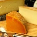 【ハードタイプ】
チーズの中で一番堅く大きいことが特徴、うまみとコクが使ったチーズ