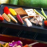 【食べ方～その1～】
ホットプレートの上部で野菜やベーコンなどの食材を焼きます