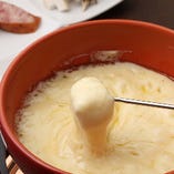 スイスのグリュイエールチーズ・エメンタールチーズ、イタリアのタレッジョチーズを加え、マイルドでコクある味に仕上げています。