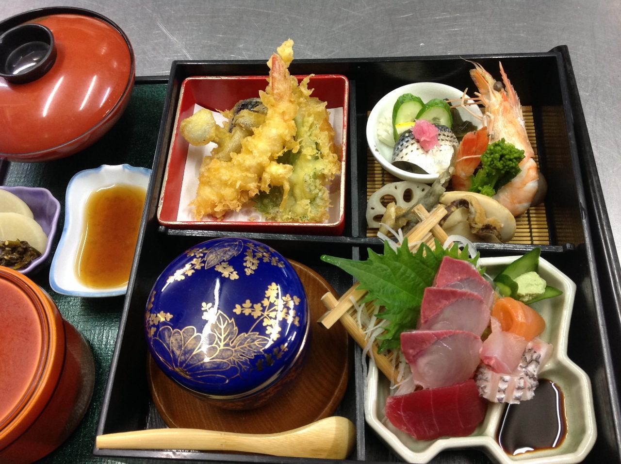 錦
天ぷら・焚物・酢の物・刺身色々味を楽しみたい方にオススメ
