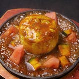 ふわとろ比良利助卵の鉄板スフレオムレツ　桃太郎トマトのソース