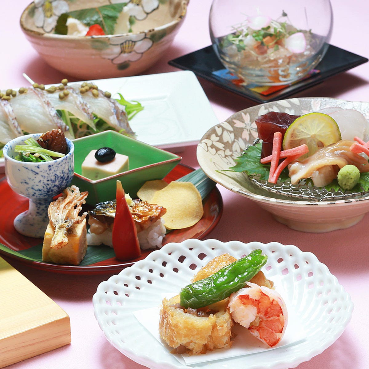 天ぷらやお造りなどが並んだ会席料理