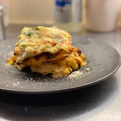 焼肉屋も営む精肉店からの肉を「ラザーニャ」に