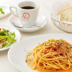 ランチの時間はランチセット。お好きなパスタを 2600円～。
