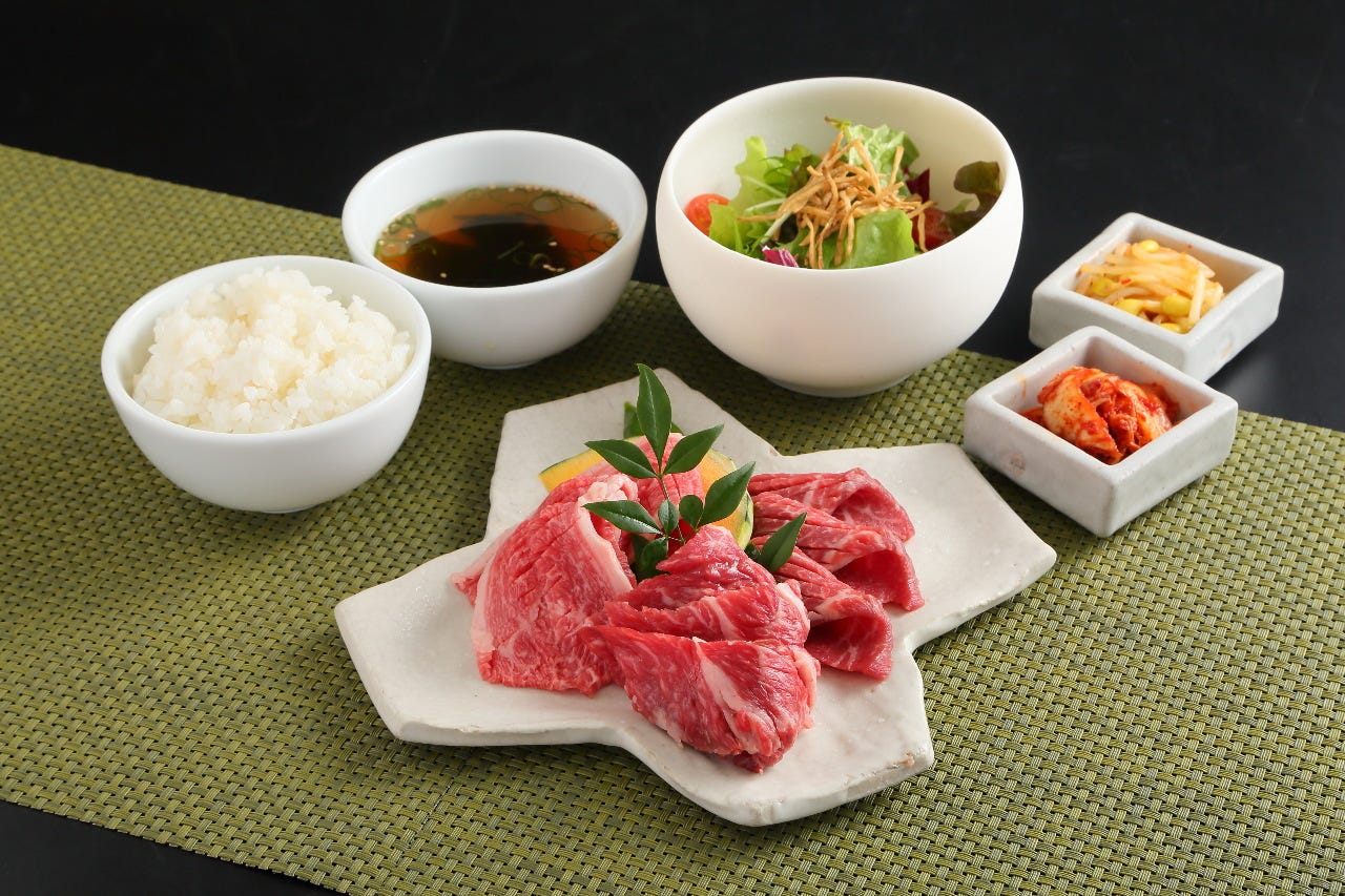 霜降り肉にスープやサラダなどが付く黒毛和牛サービスランチ 和牛薄切りカルピ