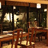 日本庭園を眺めながらお食事ができる開放的なテーブル席。