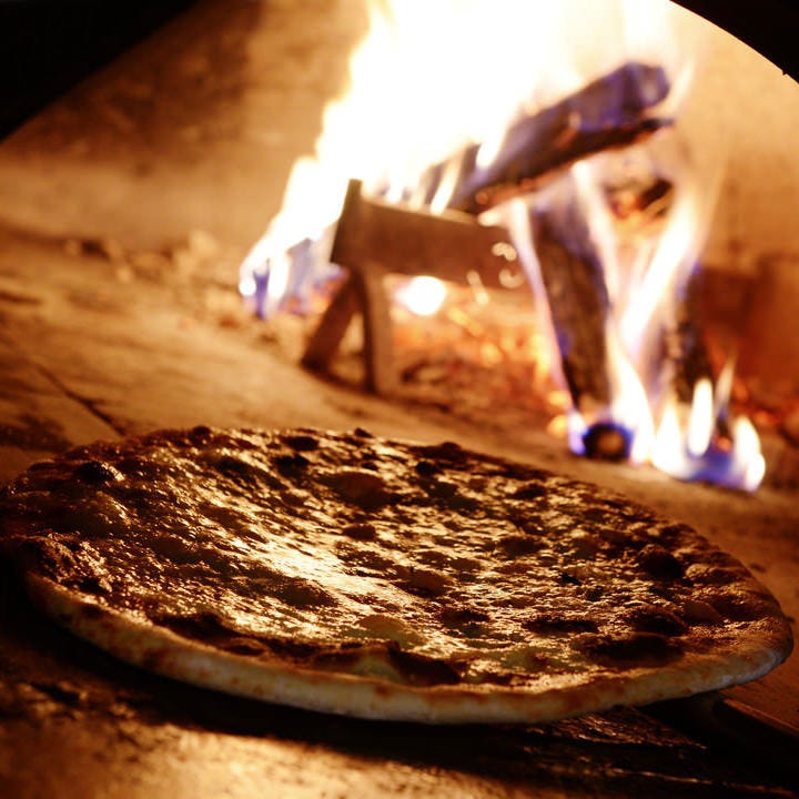 「粉・生地・水」にこだわったピザは店内の石釜で焼き上げます！