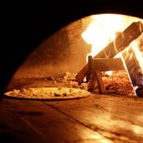 釜中に行き渡る「輻射熱（ふくしゃねつ）」を利用してピザをまんべんなく均一に焼く事ができます。
