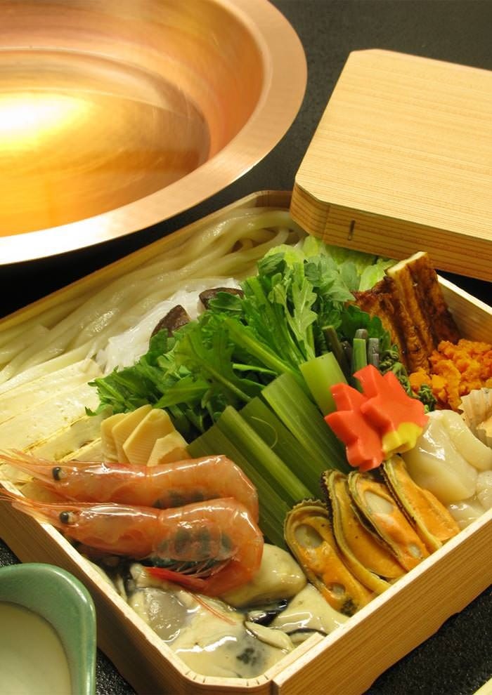 鍋：うどん寿喜　海鮮の良い出汁と自家製のうどんが特徴です。