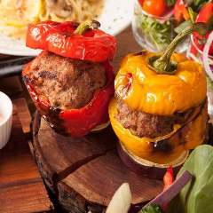 1個丸ごとパプリカハンバーグ ～香ばしいオニオン＆ペッパーソース～