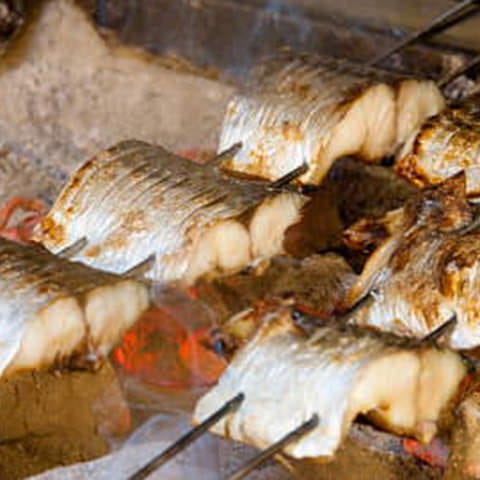 焼き魚は串を打ち炭火で焼きます。