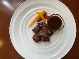 オーストラリア産熟成牛フィレ肉のサイコロステーキ　赤ワインソース