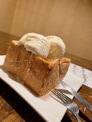 ハニートーストアイスのせ