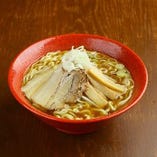 旭川醤油ラーメン

厳選した北海道産本醸造醤油に魚介や生姜・玉ねぎなどを加えた醤油かえしを清湯スープと割ることにより、醤油本来の味と鶏・魚介などのあっさりとした優しい味に仕上がっています。あさり油を使用することで、さらに魚介の風味が増します・特製ちぢれ麺を使用したみそ吟オリジナルのラーメンです。