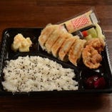 テイクアウト・餃子＆ザンギ(1個分/2個)弁当