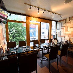 8名から10名前後の窓際の宴会席