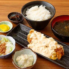 名物チキン南蛮！特製タルタルソースが食欲をそそります。