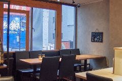 10~12名のご宴会・飲み会に。 窓際の奥の席で落ち着く空間♪