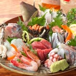 自慢の鮮魚は茨城県の買参権を取得し自社で水産会社を経営しています！！毎朝港に行き、漁師さんが水揚げした魚をセリ落としているため、だから当店のお刺身は鮮度抜群でどこよりもお安くボリューム満点でお客様に提供しております♪
