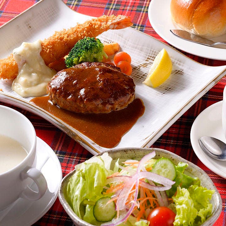 ハンバーグ、えびフライをメインに、サラダやスープまで充実した「神戸屋ランチ」