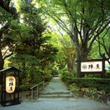 歴史を感じる一万坪の日本庭園が広がる別天地へ誘います…
