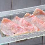 『五島豚の生ハム』
美味しく安全で味わいも絶品の生ハム。
生ハムの塩気と焼酎が相性抜群の組合せで後引く味わいです。