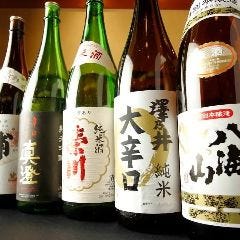全国津々浦々から集めた地酒や地焼酎も自慢の品揃え!