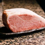 厳密に管理されて育つ牛肉は、口の中に香りがあふれる逸品「宮崎牛サーロイン」