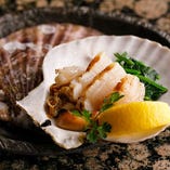 千葉県産の新鮮なプリプリ感とホタテの風味が堪能できる「活け殻付き帆立」