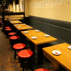 じっくりとご飲食を楽しめる雰囲気抜群の店内
