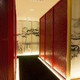 完全個室の扉は優美な琵琶湖が描かれた襖です