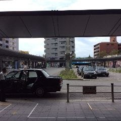 阪急伊丹駅を出て頂くとタクシー乗り場、バスロータリーが前にありますので左へ曲がってください。