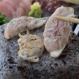 播州百日鶏は肉質は繊維質が
細やかで口当たりがよいのが特徴