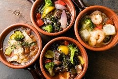 当店のアヒージョは野菜の旨味がたっぷり！バケットとの相性◎