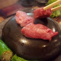 人気の牛タン石焼。他ステーキ、鳥肉、鹿ロースなど肉料理も多彩