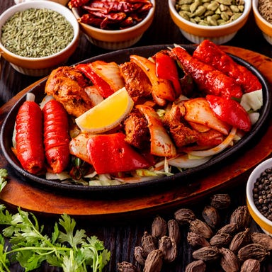 食べ飲み放題アジアンビストロ サラティー 虎ノ門_生ビール付【2H飲放】炭火焼きアジアングリルと特製ガーリックライス含『オリエンタル』全8品 3,480円