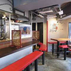 肉料理×沖縄居酒屋 78ステーキ 池袋本店_今夜は一人で飲みたい気分！そんな皆様のために、カウンター席を8席ご用意しております。テーブル席とは背中合わせにご用意しているので、視線を気にすることなくお過ごしいただけます。お席はお2人様でご利用いただけるベンチシート。恋人とのデートや先輩とのサシ飲みにもぴったりです。