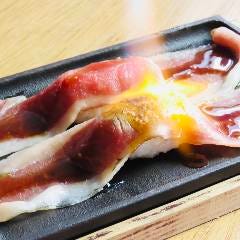 肉料理×沖縄居酒屋 78ステーキ 池袋本店_和牛ステーキもご用意しております。当店で扱う和牛はA5ランクのみ。銘柄や産地にはあえてこだわらず、その時に一番良い品質のものをコスパ良く、気軽に楽しんでいただけます。和牛はステーキだけではなく、「和牛炙り寿司」もございます。炙ることにより、香ばしさを纏った和牛の脂の旨みは絶品です！